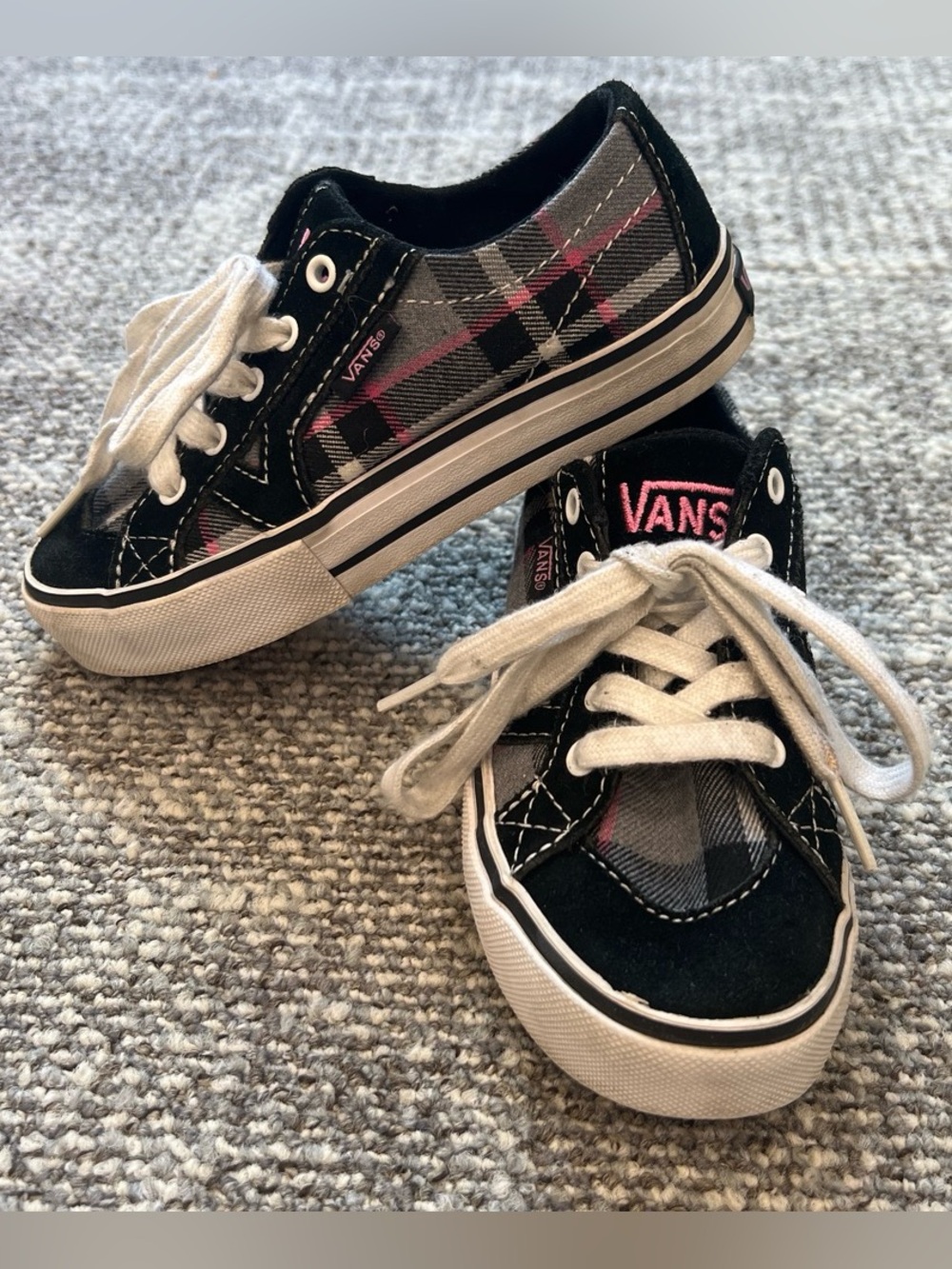 Vans Kids Black & Gray Plaid Low-Top Sneakers with Pink Detail